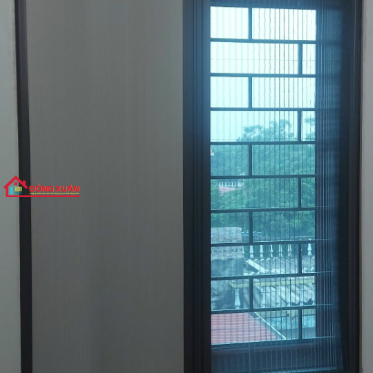Cửa lưới chống côn trùng và rèm tổ ong lắp trên cùng một cửa